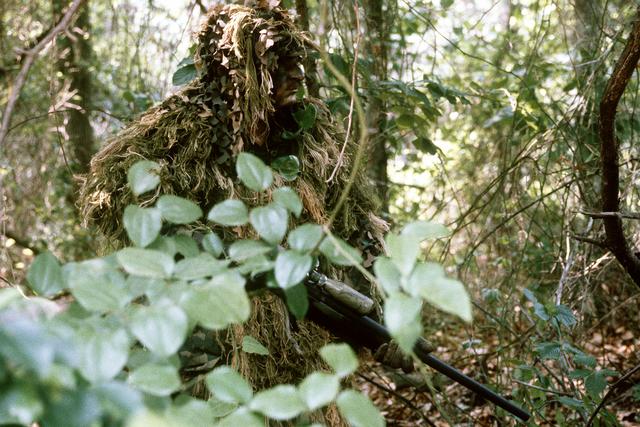 Scharfschütze im Ghillie-Tarnanzug